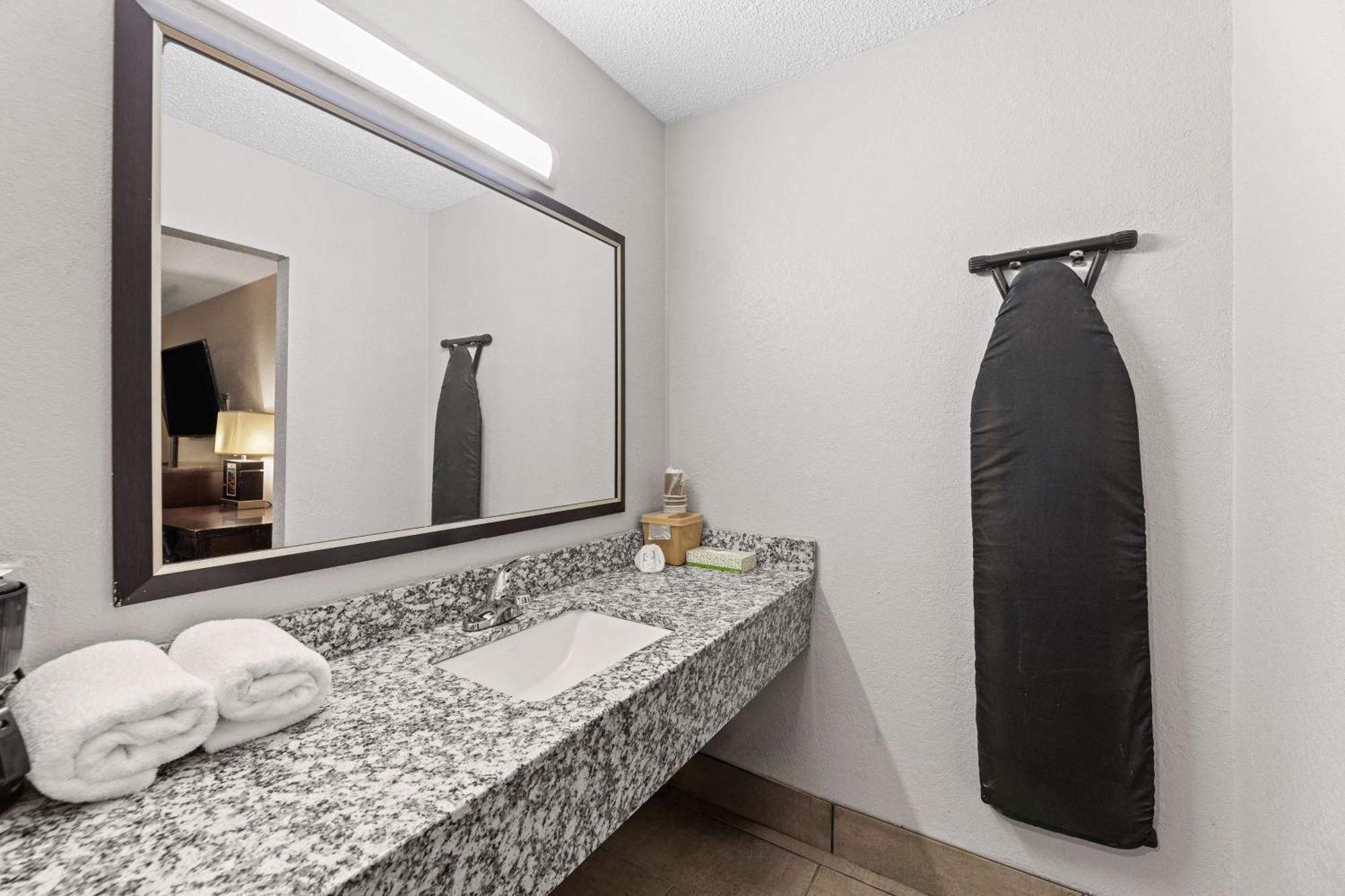 Americas Best Value Inn Fort Worth/Hurst Richland Hills Exterior photo